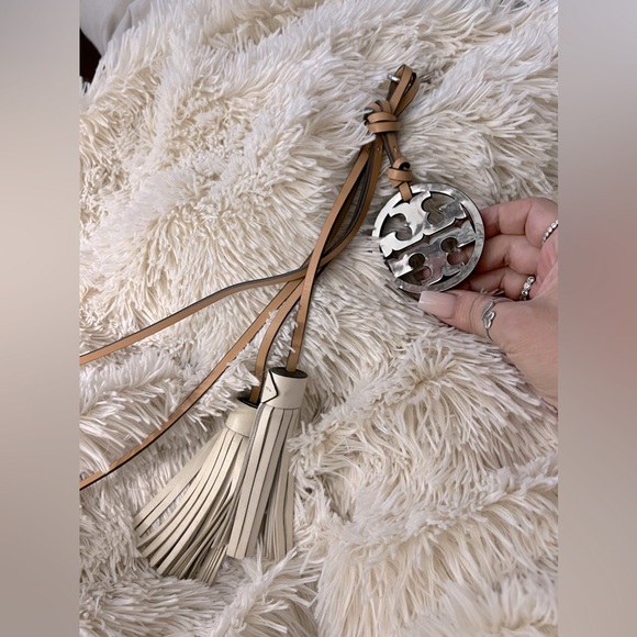Tory Burch Miller Metallic Tassel Keychain Bag Charm - Picture 3 of 4